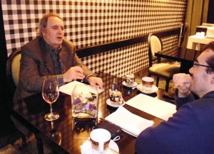 Pepe Avello conversando con Alfonso López Alfonso